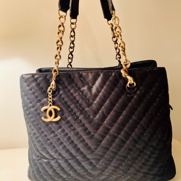 Chanel Tote Surpique CC Charm Large Chevron Iridescent Black - Picture 11 of 13